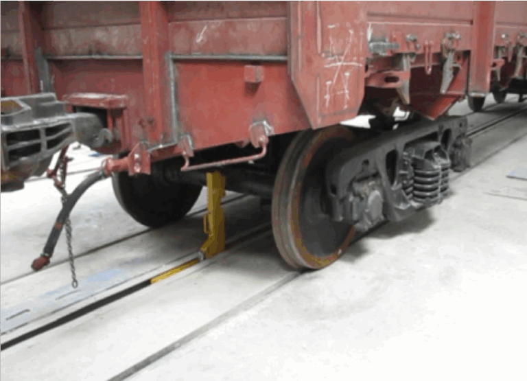 Conveyor for moving wagons