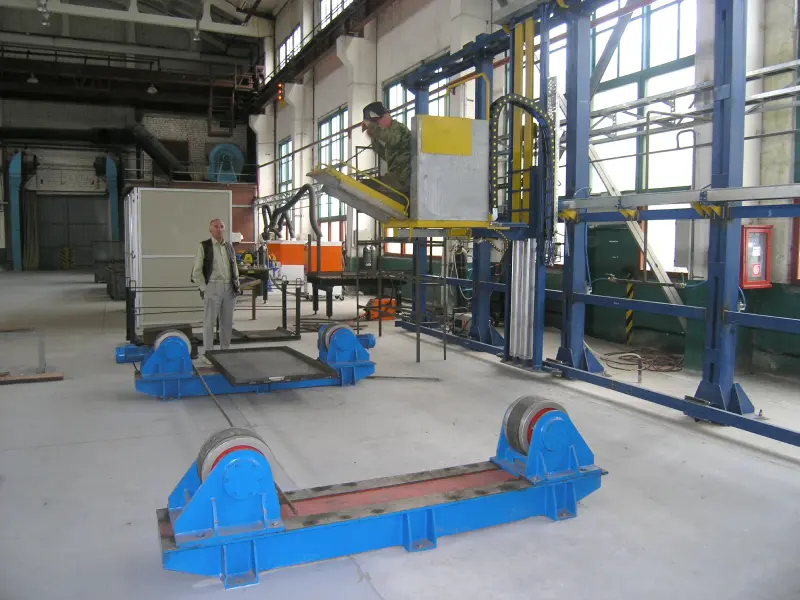 Stand with carrying rollers for assembly and welding of tank vessel elements