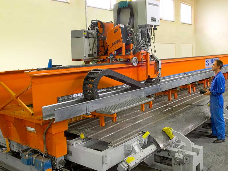 Welding machine for automatic welding of passenger coaches roofs