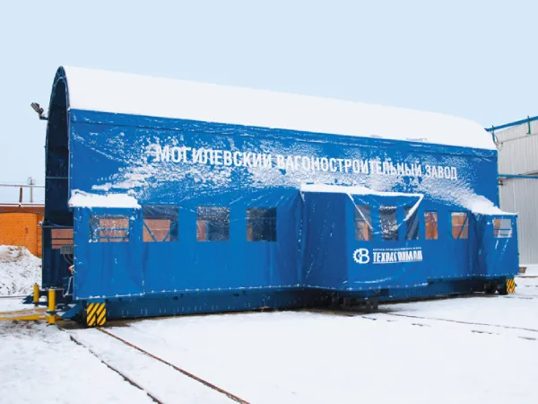 Rail transfer table for for moving freight cars