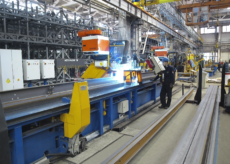 Automatic welding stand for center sill and I beam welding