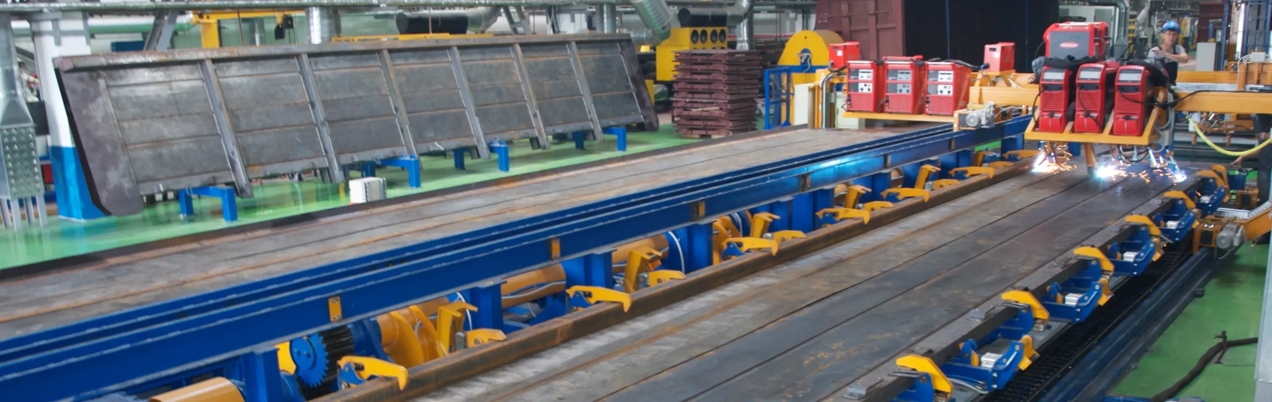 Plant for automatic welding of gondola car side walls