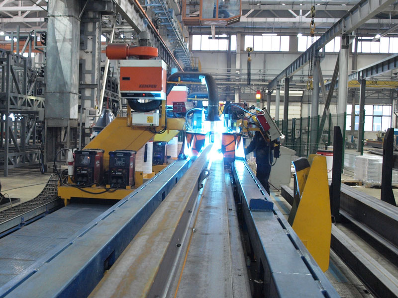 Стенд автоматичного зварювання хребтової балки з двотавром